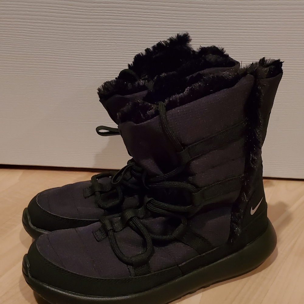 New Nike Youth Sz. 2Y Black Boots